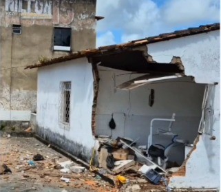 Caminhão colide com murro de unidade de saúde em Pirambu