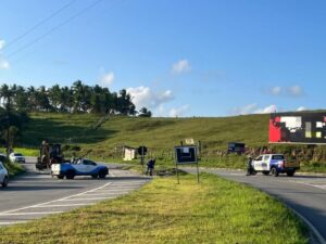 Caminhonete colide em poste e interdita rodovia em Indiaroba