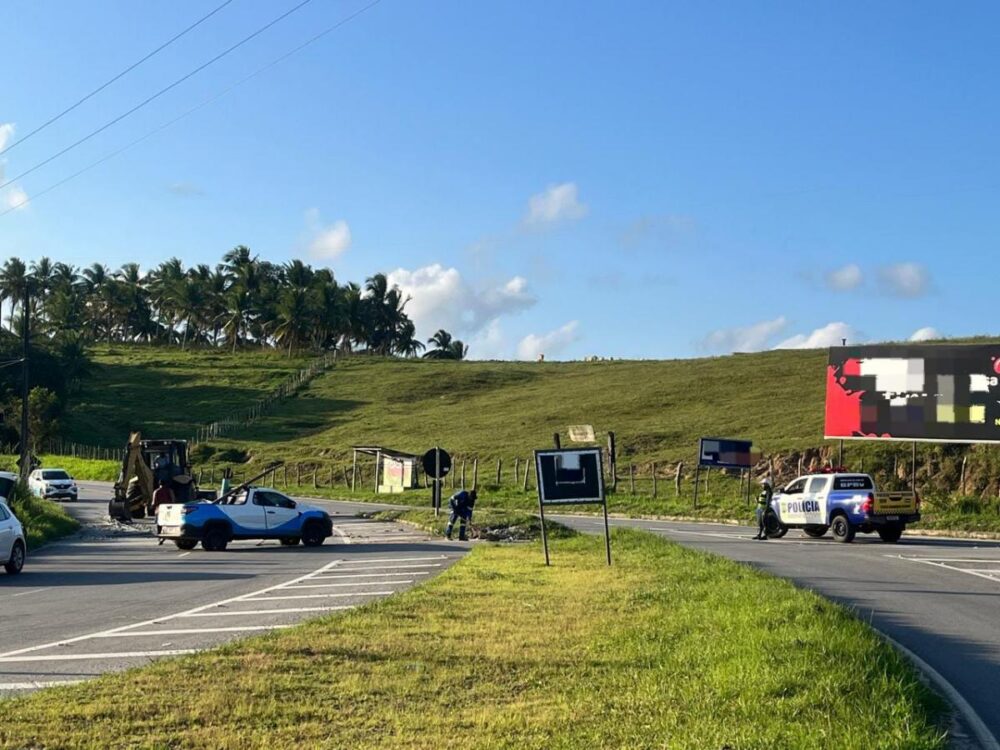 Caminhonete colide em poste e interdita rodovia em Indiaroba