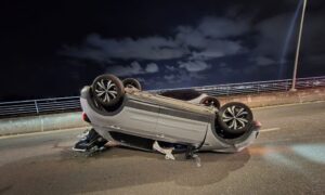 Carro capota em acidente na ponte entre Aracaju e Barra dos Coqueiros