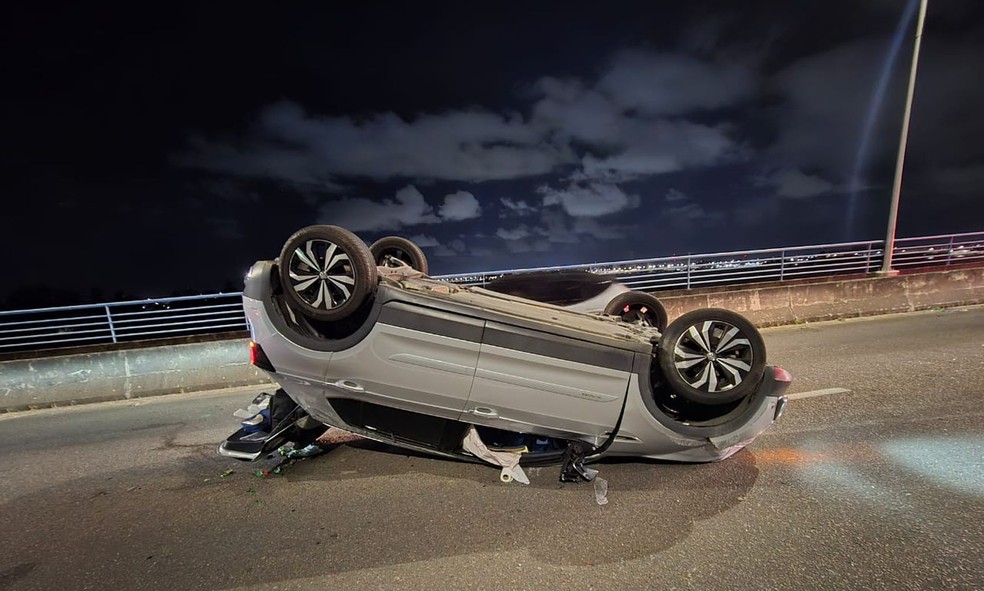 Carro capota em acidente na ponte entre Aracaju e Barra dos Coqueiros