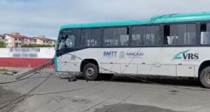 Ônibus bate em poste e provoca falta de energia em Aracaju