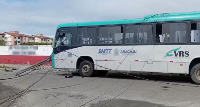 Ônibus bate em poste e provoca falta de energia em Aracaju