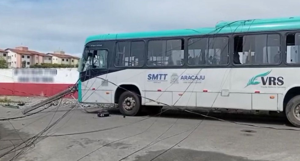 Ônibus bate em poste e provoca falta de energia em Aracaju