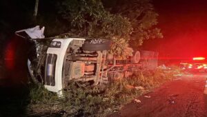 Motorista morre após caminhão capotar na BR-101 em Estância; carga é saqueada por populares