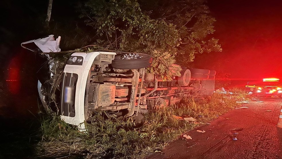 Motorista morre após caminhão capotar na BR-101 em Estância; carga é saqueada por populares