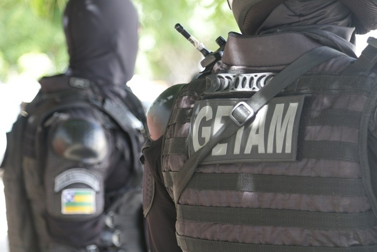 Suspeito vinculado a líder de organização criminosa morre em confronto em Itabaiana