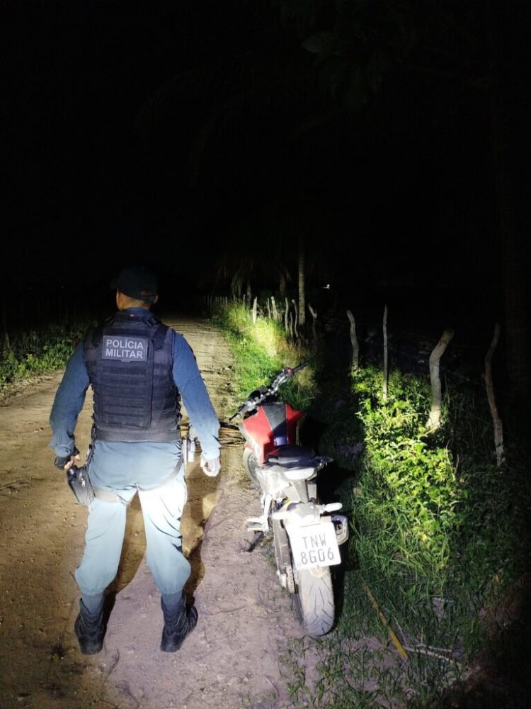 Motocicleta roubada em São Domingos é encontrada em área de matagal em Lagarto