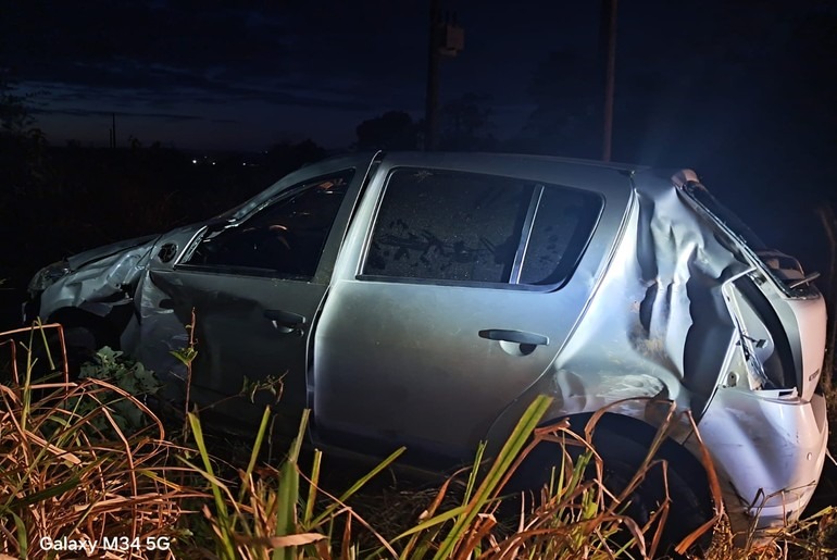 Carro cai em ribanceira após colisão na SE-230, em Siriri