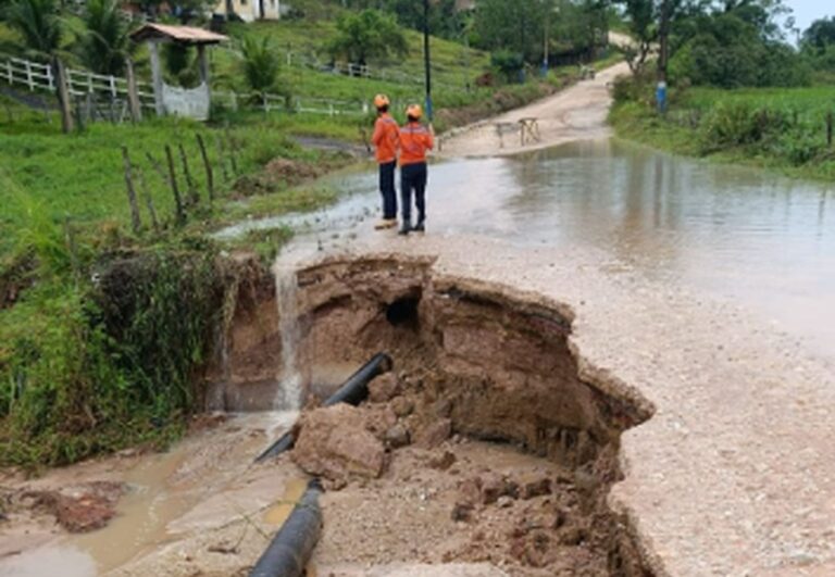 Rompimento de adutora após fortes chuvas causa transtornos em Umbaúba