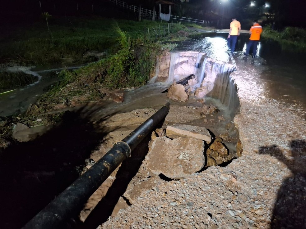 Rompimento de adutora após fortes chuvas causa transtornos em Umbaúba