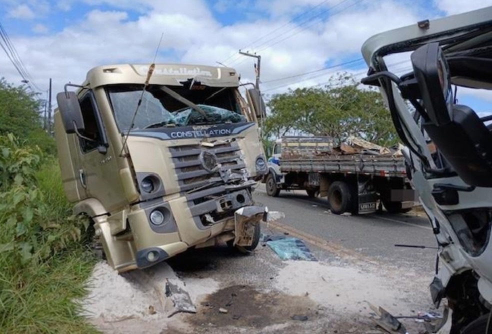Batida de frente entre dois caminhões deixa um motorista ferido na SE-090 em Nossa Senhora do Socorro