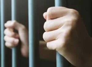 Mãe é presa por abandono de incapaz após deixar filhos sozinhos em casa em Estância