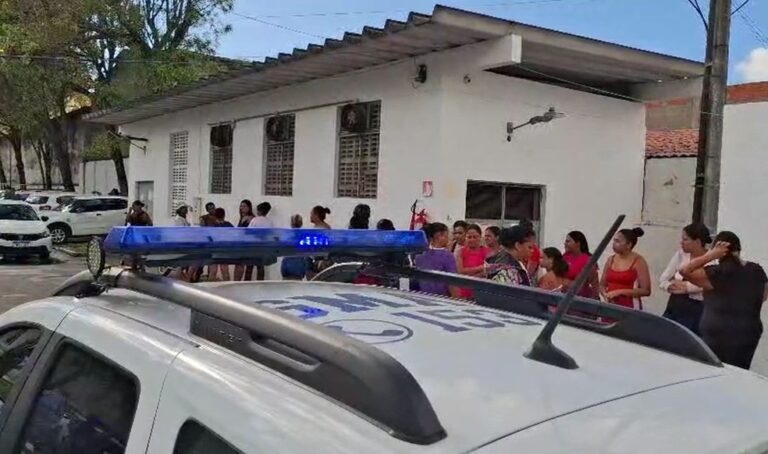 Cerca de 100 moradores do Lamarão, Japãozinho e Santa Maria ocupam a Prefeitura de Aracaju e reivindicam hospital neurodivergente