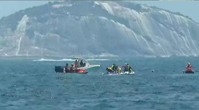 Avião ultraleve cai no mar em Copacabana, no Rio