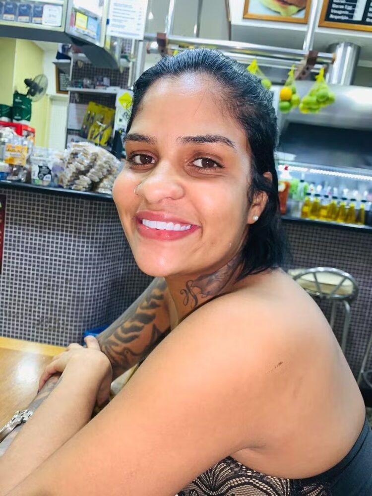 Corpo de mulher atropelada e arrastada na Marginal Tietê é velado e sepultado sob aplausos nesta sexta em SP