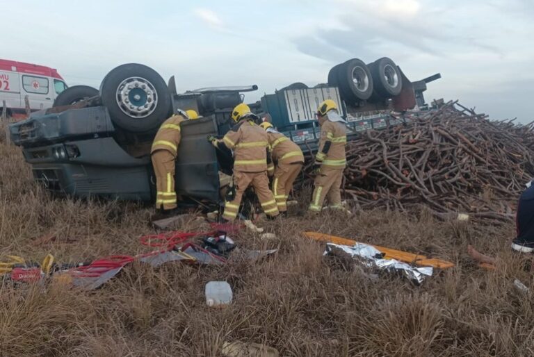 Caminhão capota na SE-230 e deixa um morto e dois feridos em Nossa Senhora das Dores