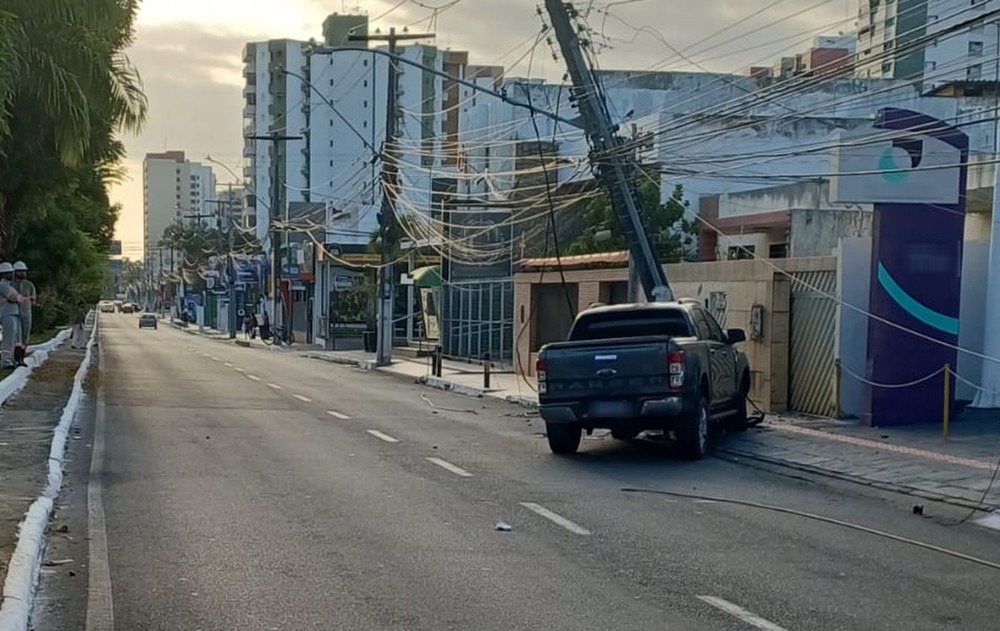 Colisão de veículo em poste em Aracaju deixa moradores sem energia nesta segunda