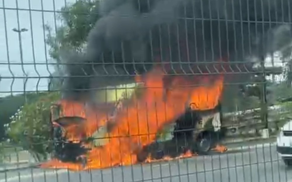 Van pega fogo e causa congestionamento na Avenida Tancredo Neves em Aracaju