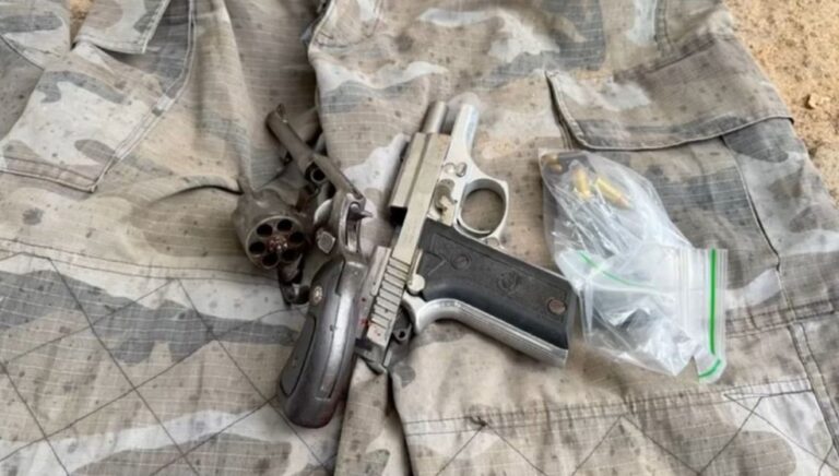 Suspeitos morrem em confronto e armas e uniformes falsos de policiais são apreendidos