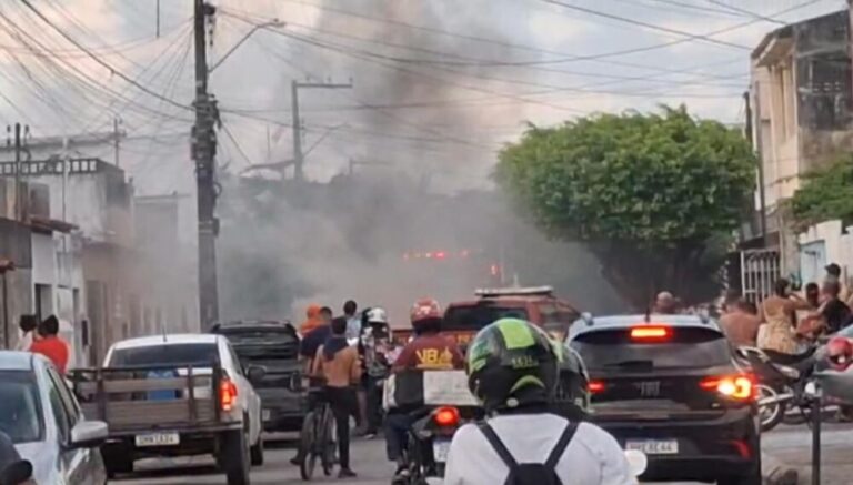 Incêndio atinge veículo no bairro 18 do Forte em Aracaju
