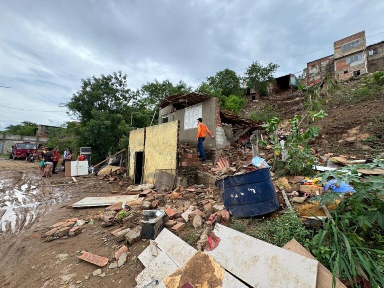 Casa Desaba Após Fortes Chuvas em Porto da Folha e Rodovia Sofre Interdição