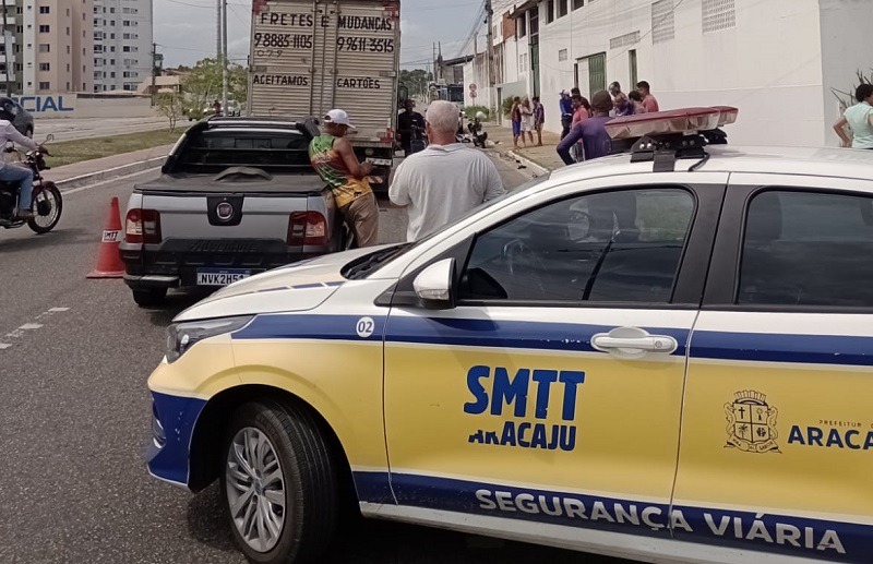 Motociclista morre após colidir em carro e caminhão na Zona Sul de Aracaju