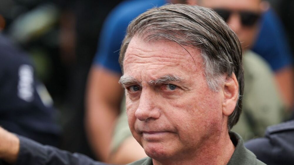 Bolsonaro apresenta piora da função renal, diz boletim médico