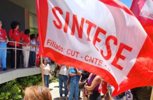 Greve dos professores em Sergipe paralisa rede pública por tempo indeterminado