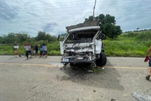 Colisão entre caminhões deixa duas pessoas feridas na rodovia SE-179
