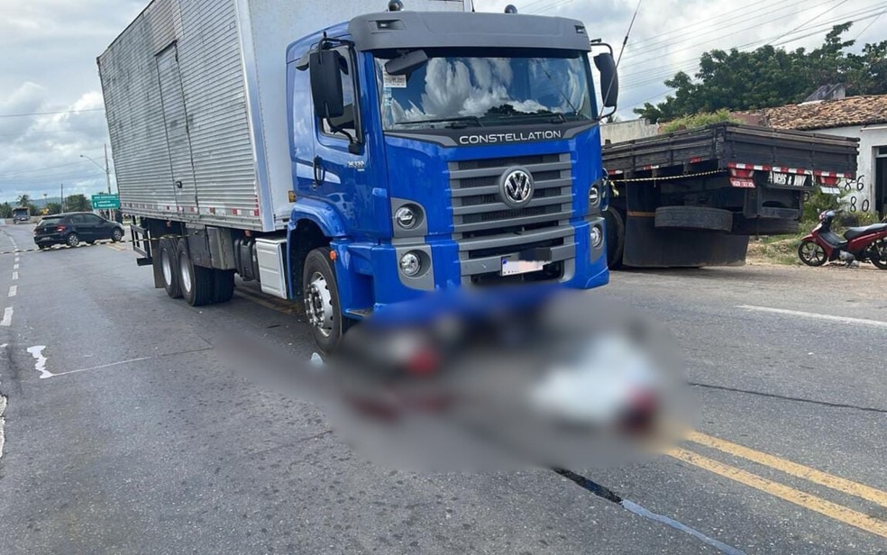 Motociclista de 70 anos morre após bater em caminhão em São Domingos