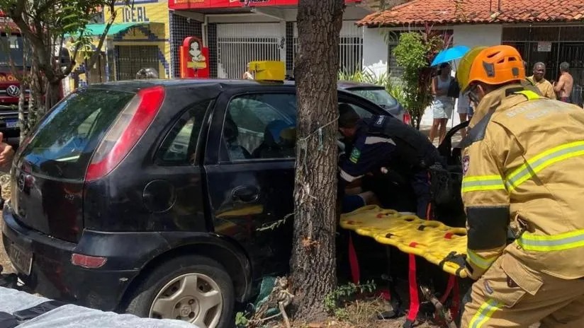 Mulher fica ferida após carro colidir contra árvore em Aracaju