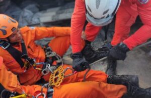Idoso é resgatado após cair do telhado de um imóvel em Aracaju