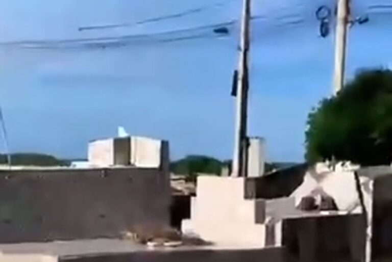 Cruzes são depredadas em cemitério de Aracaju