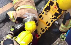 Motociclista cai em bueiro durante acidente em avenida de Aracaju