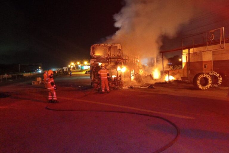 Ônibus interestadual pega fogo na BR-101 em Nossa Senhora do Socorro