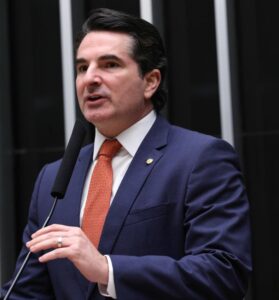 Gustinho vota a favor do fim da escala 6×1 e reforça defesa do trabalhador