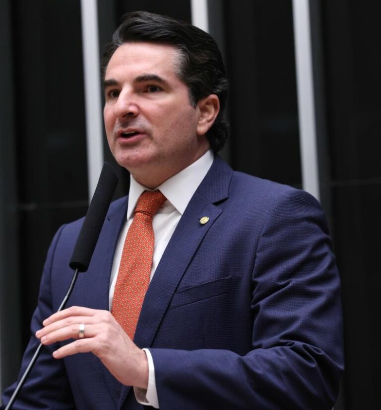 Gustinho vota a favor do fim da escala 6x1 e reforça defesa do trabalhador