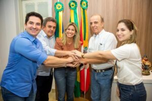 Ao lado de Lula, Henrique Prata agradece a Hilda Ribeiro pelo hospital de amor em Lagarto