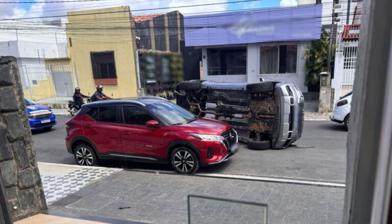 Mulher fica ferida após carro capotar e bater em veículo estacionado em Aracaju