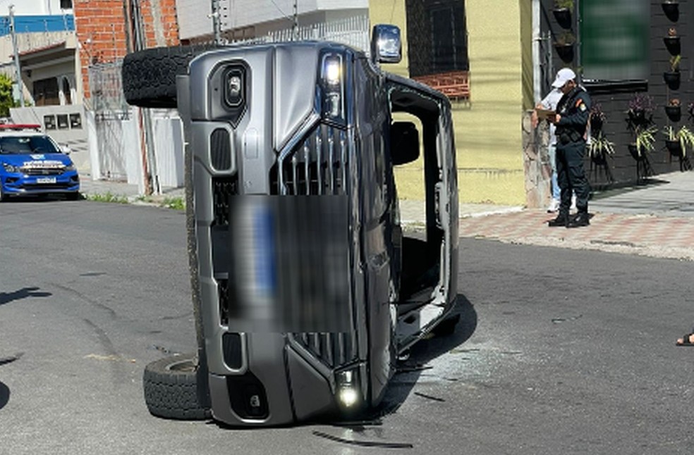 Mulher fica ferida após carro capotar e bater em veículo estacionado em Aracaju