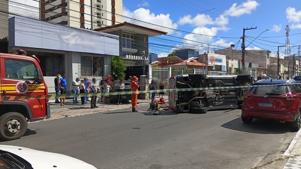 Mulher fica ferida após carro capotar e bater em veículo estacionado em Aracaju