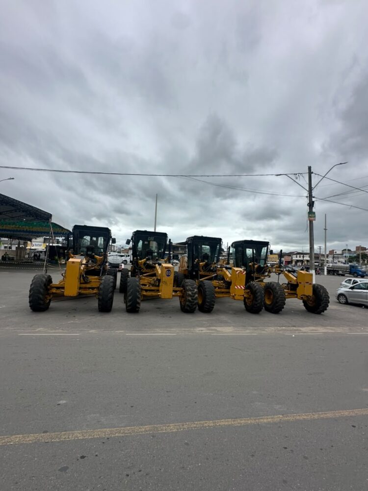 Urgente: Grupo Costa coloca máquinas na praça do tanque grande em sinal de protesto por falta de pagamentos, enquanto isso palco do festival é momento.