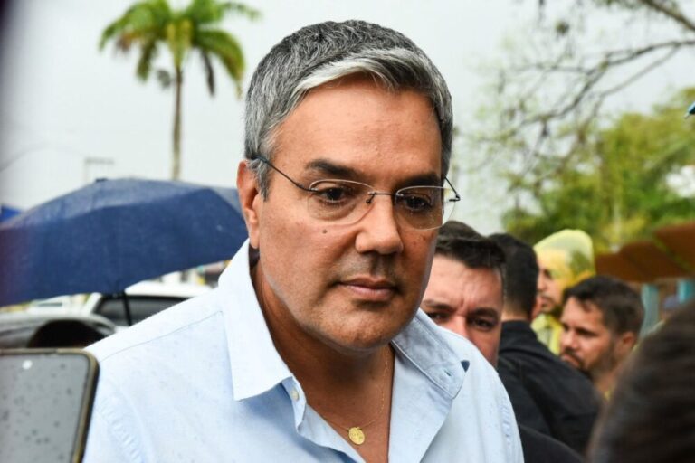 Enquanto credores aguardam pagamento, Sérgio Reis abre licitação de quase 7 milhões para aluguel de veículos