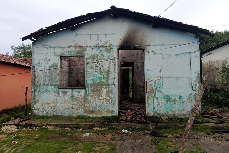Incêndio atinge residência e deixa uma mulher ferida em Socorro 1 Incêndio atinge residência e deixa uma mulher ferida em Socorro