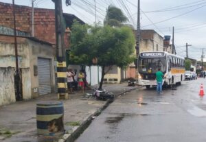 Motociclista de 19 anos morre após bater de frente com ônibus em Aracaju