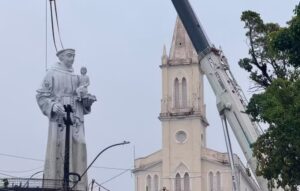 Escultura de Santo Antônio de 12 metros e três toneladas é instalada em Aracaju