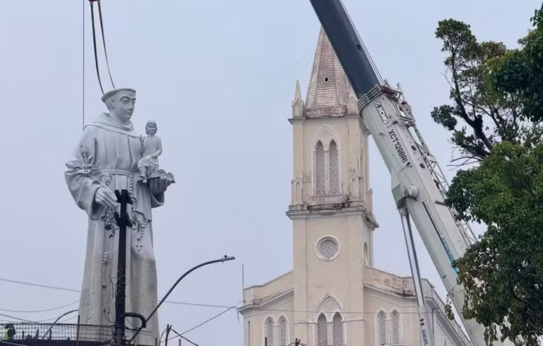 Escultura de Santo Antônio de 12 metros e três toneladas é instalada em Aracaju