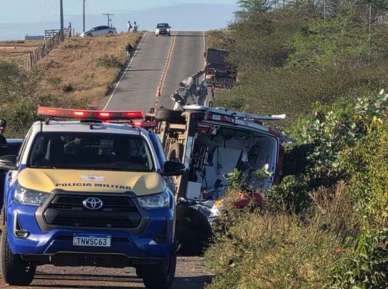 Acidente entre ambulância do Samu e caminhão deixa dois mortos em Poço Redondo