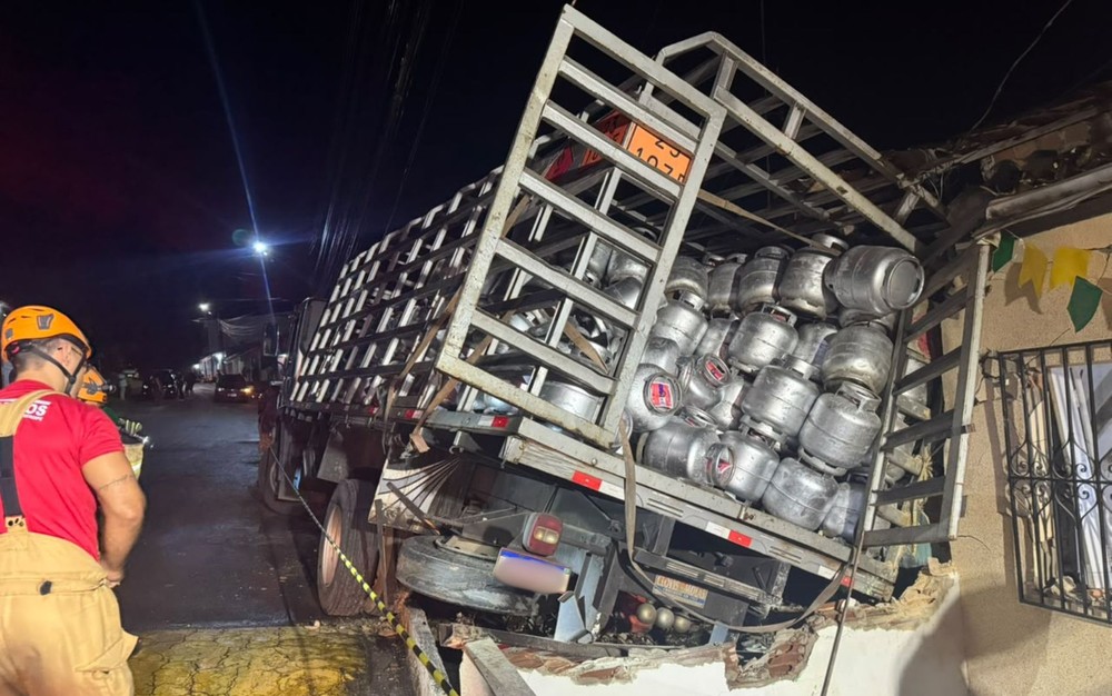 Caminhão carregado com botijões de gás atinge três residências em Itaporanga D’Ajuda